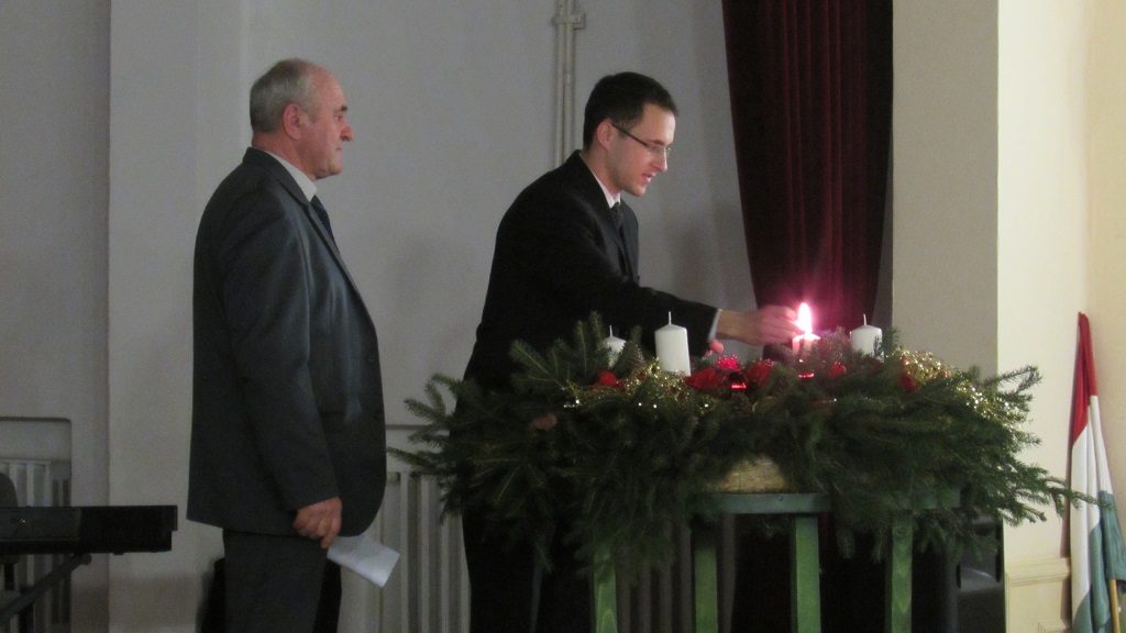 Fellobbant az első adventi gyertya Tiszakarádon!