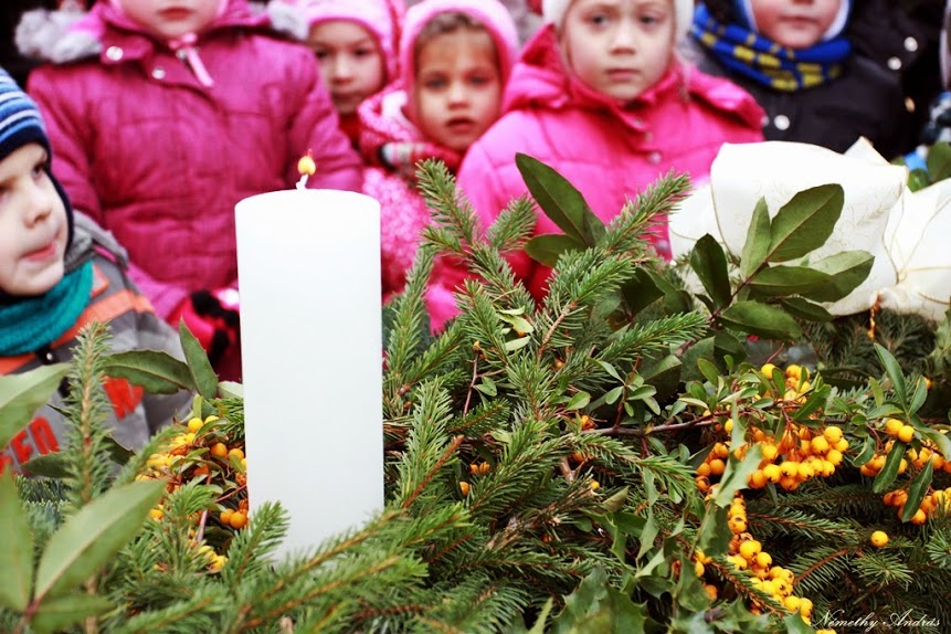 Fellobbant az első adventi gyertyaláng