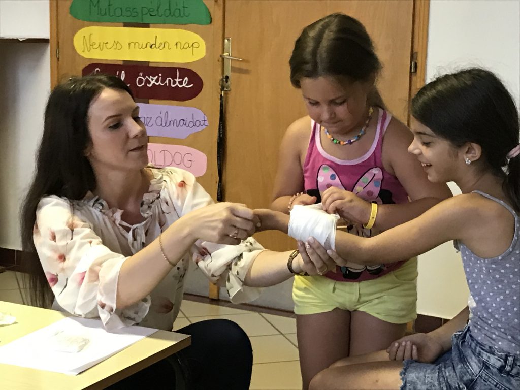 Baleset megelőzése, ellátása és a bajbajutott emberek megsegítése