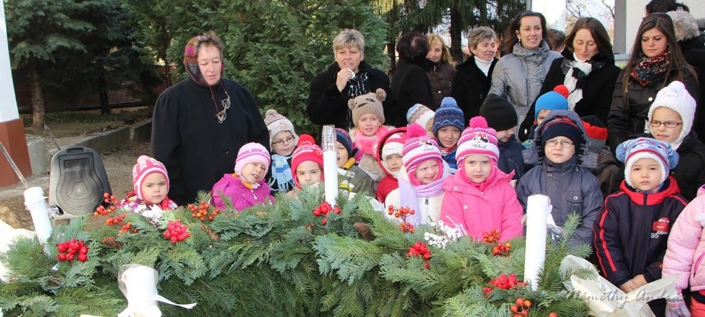 Meggyulladt az első adventi gyertyaláng