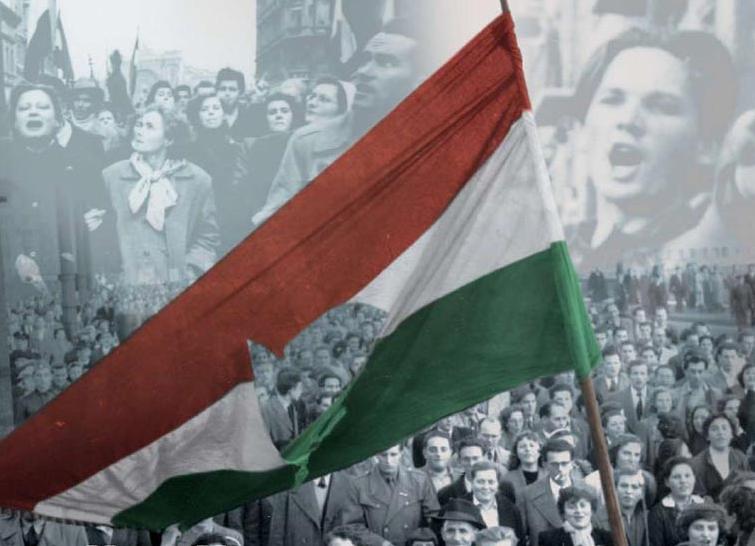 Lyukas-zászló-Az-1956-os-kétharmad-szimbóluma-a-lyukas-zászló-volt-napjaink-kétharmadáé-a-Nem-leszünk-gyarmat-feliratú-molinó