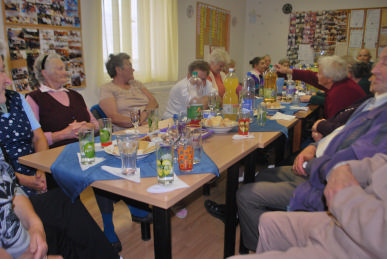 cigand_2013_09.17_névnapozás az idősek klubjában (12)