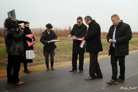 2013_11_16_cigánd_útátadás (7)