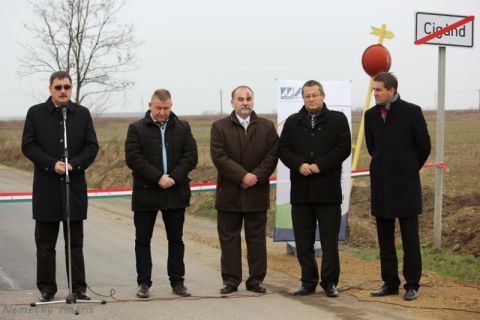 2013_11_16_cigánd_útátadás (8)