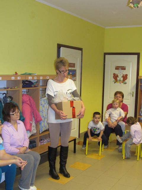 2013_dec_voroskereszt_adomány_átadása (2)