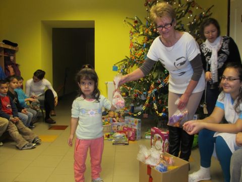 2013_dec_voroskereszt_adomány_átadása (4)
