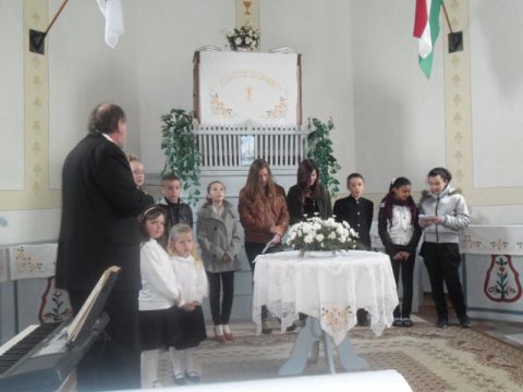 2014_05_04_Anyák napi ünnepély_Kisrozvágy (11)