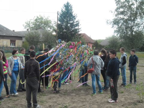 Karcsa_2014_04_30 májusfa (13)