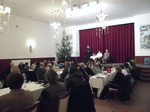 Karcsa_2014_12_18_idősek kar (11)